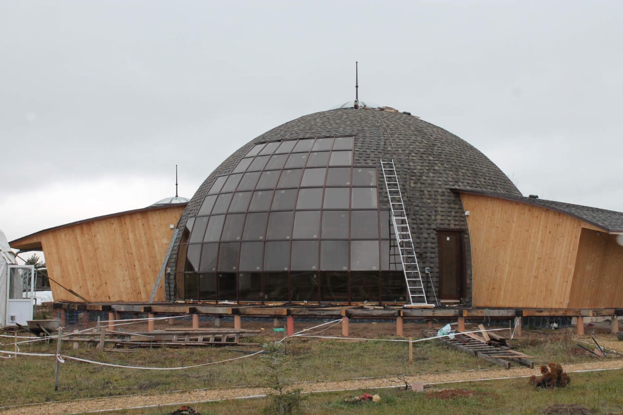 Купольный дом с панорамным витражным остеклением фасада