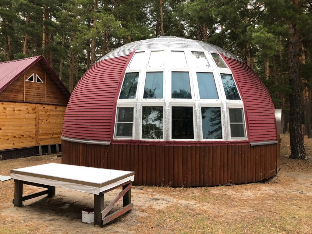 Купольный коттедж в сосновом бору с панорамными окнами
