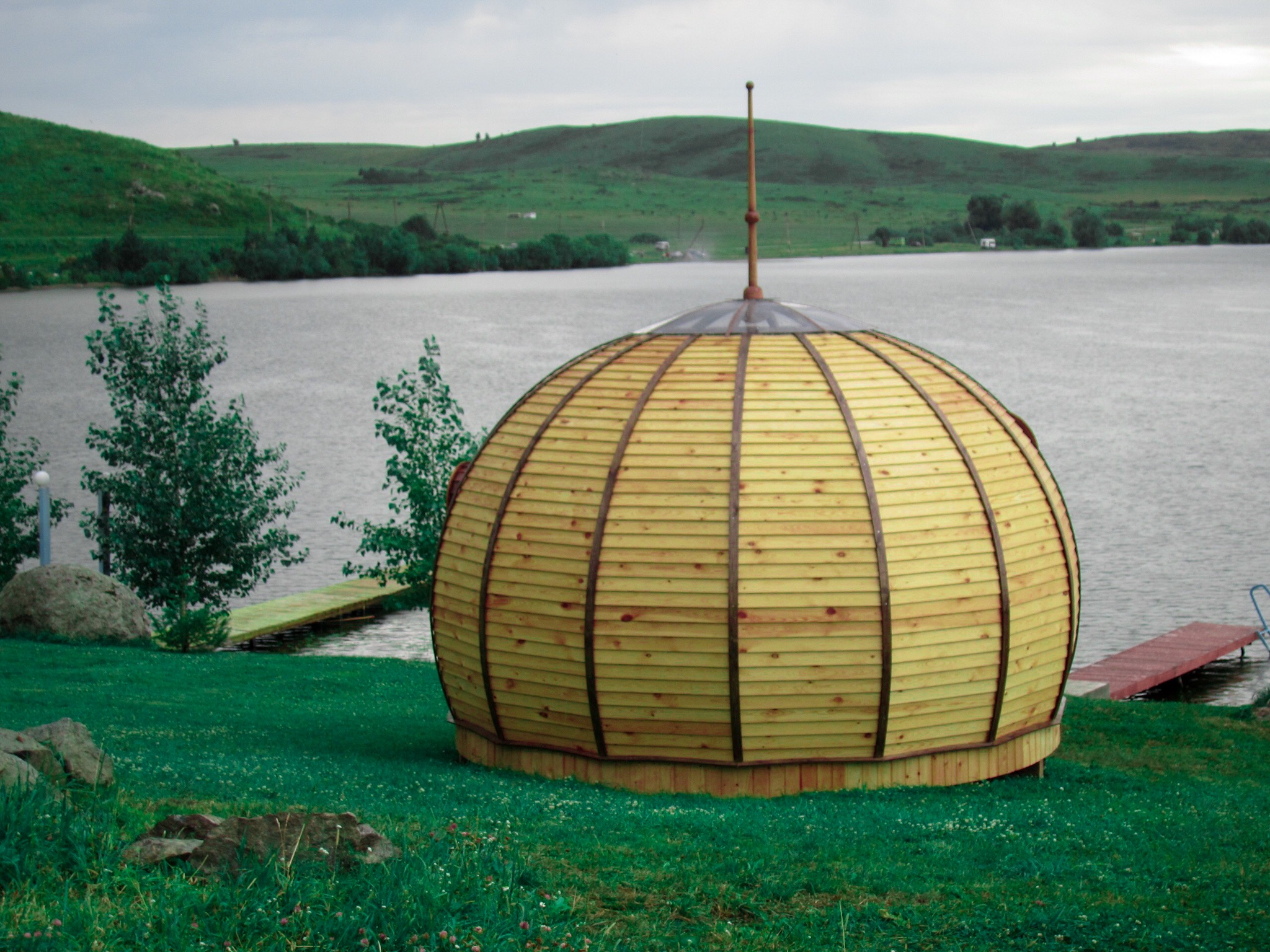 Космическая баня из дерева на берегу озера